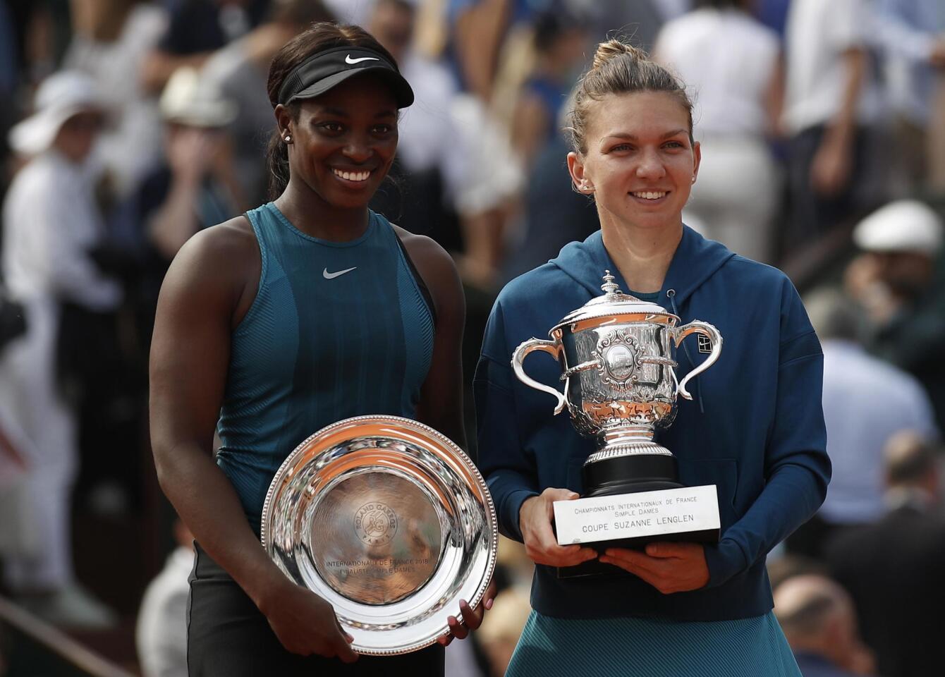 Paris (France), 09/06/2018.- Winner Simona Halep of Romania (R) and runner-up Sloane Stephens of the USA pose with their trophies after their women'Äôs final match during the French Open tennis tournament at Roland Garros in Paris, France, 09 June 2018. (Abierto, Abierto, Tenis, Rumanía, Francia, Estados Unidos) EFE/EPA/YOAN VALAT ** Usable by HOY and SD Only **