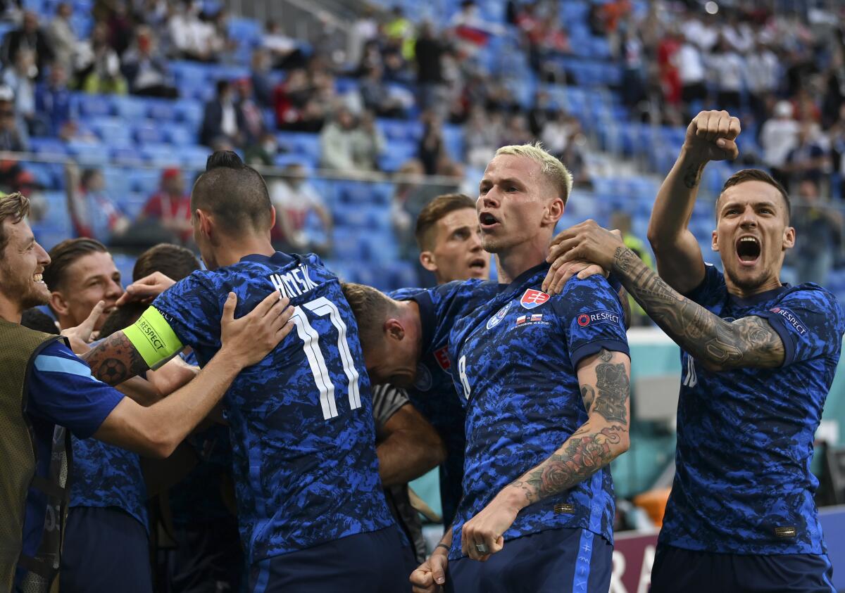 Milan Skriniar festeja con sus compañeros tras anotar el segundo gol de Eslovaquia en la victoria 2-1 ante Polonia.