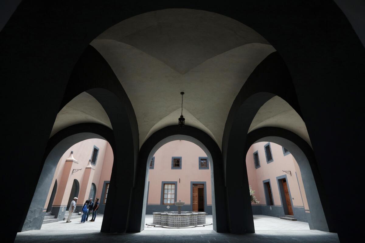 Personas visitan el exconvento de Santa Rosa en Puebla, México 