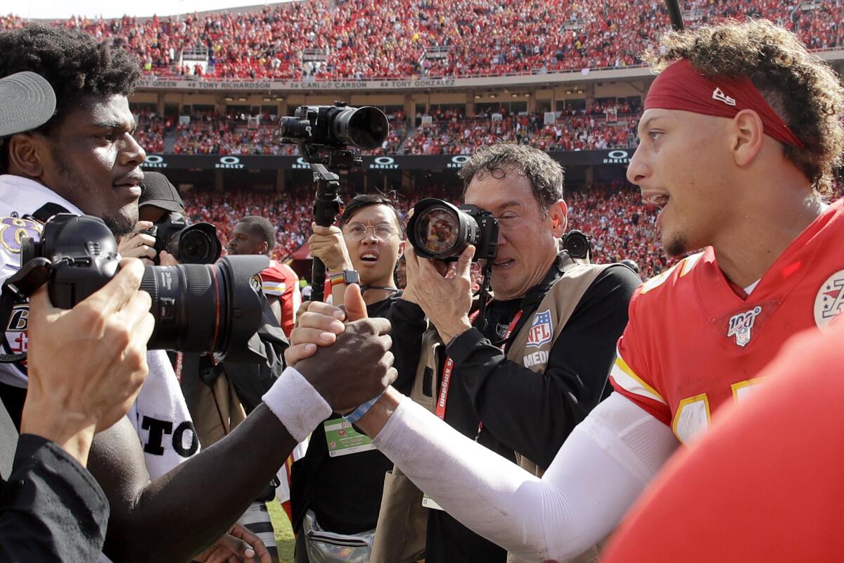 Chiefs-Quarterback Patrick Mahomes (rechts) und Ravens-Quarterback Lamar Jackson (8) begrüßen sich mit einem Handschlag.