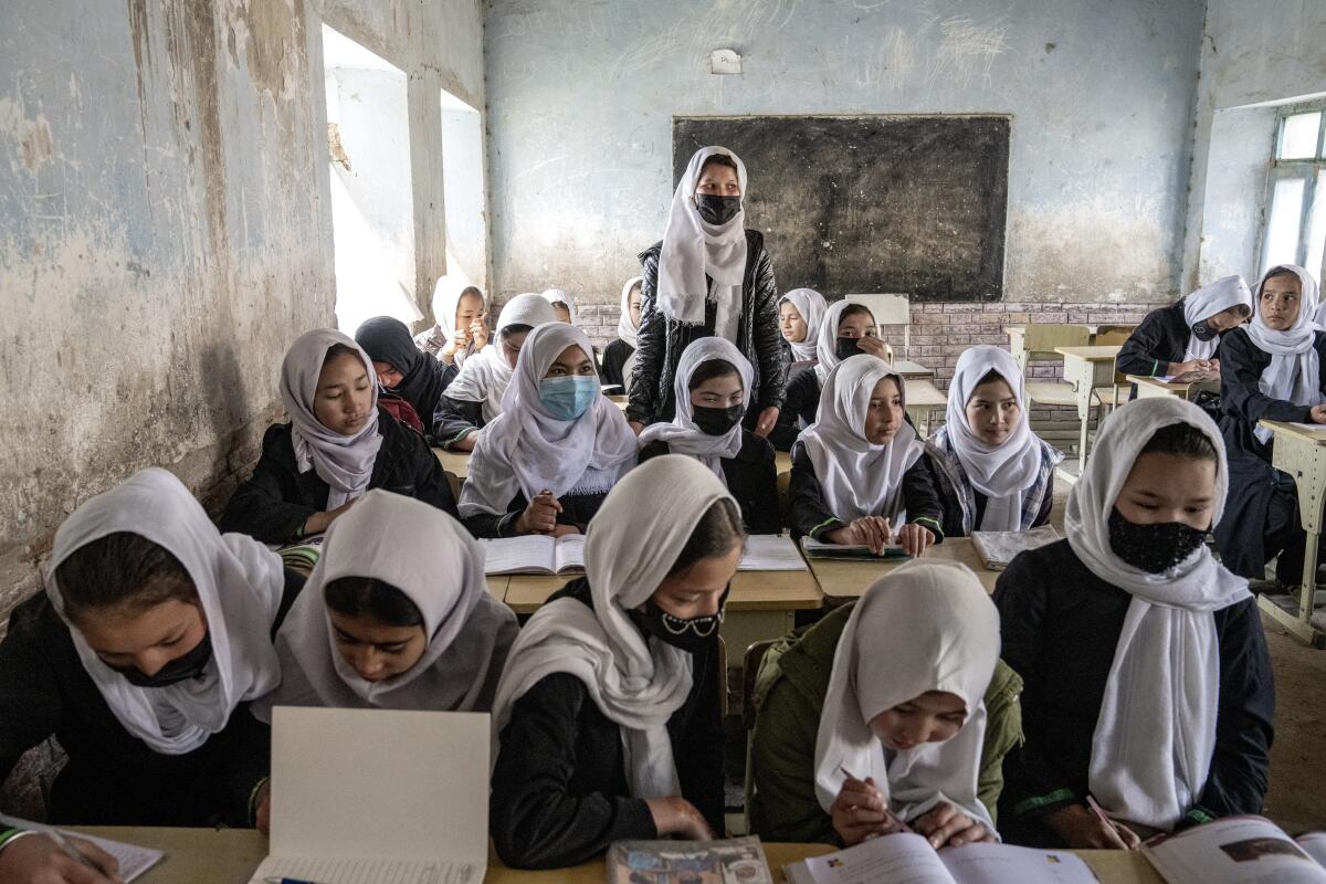 Varias niñas afganas asisten a su salón de clases el primer día del nuevo año escolar,