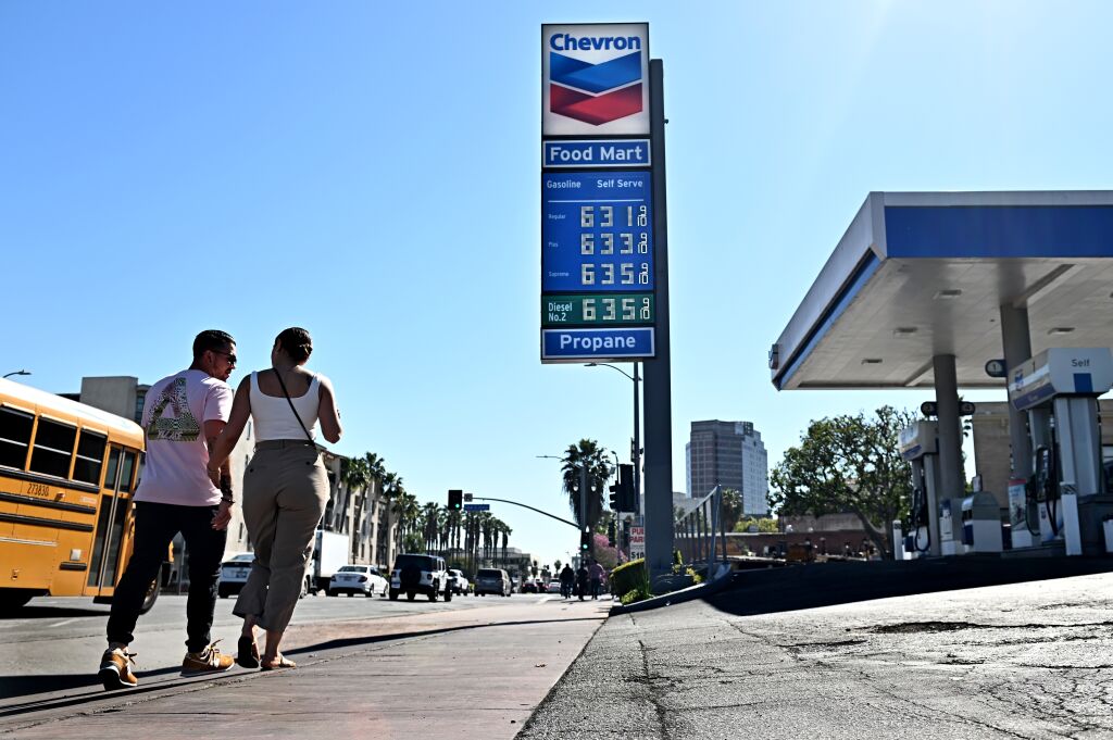 El precio promedio de la gasolina en California supera ya los 5 dólares