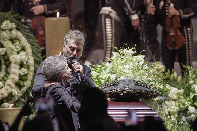 Alejandro Fernández durante el funeral de su padre.