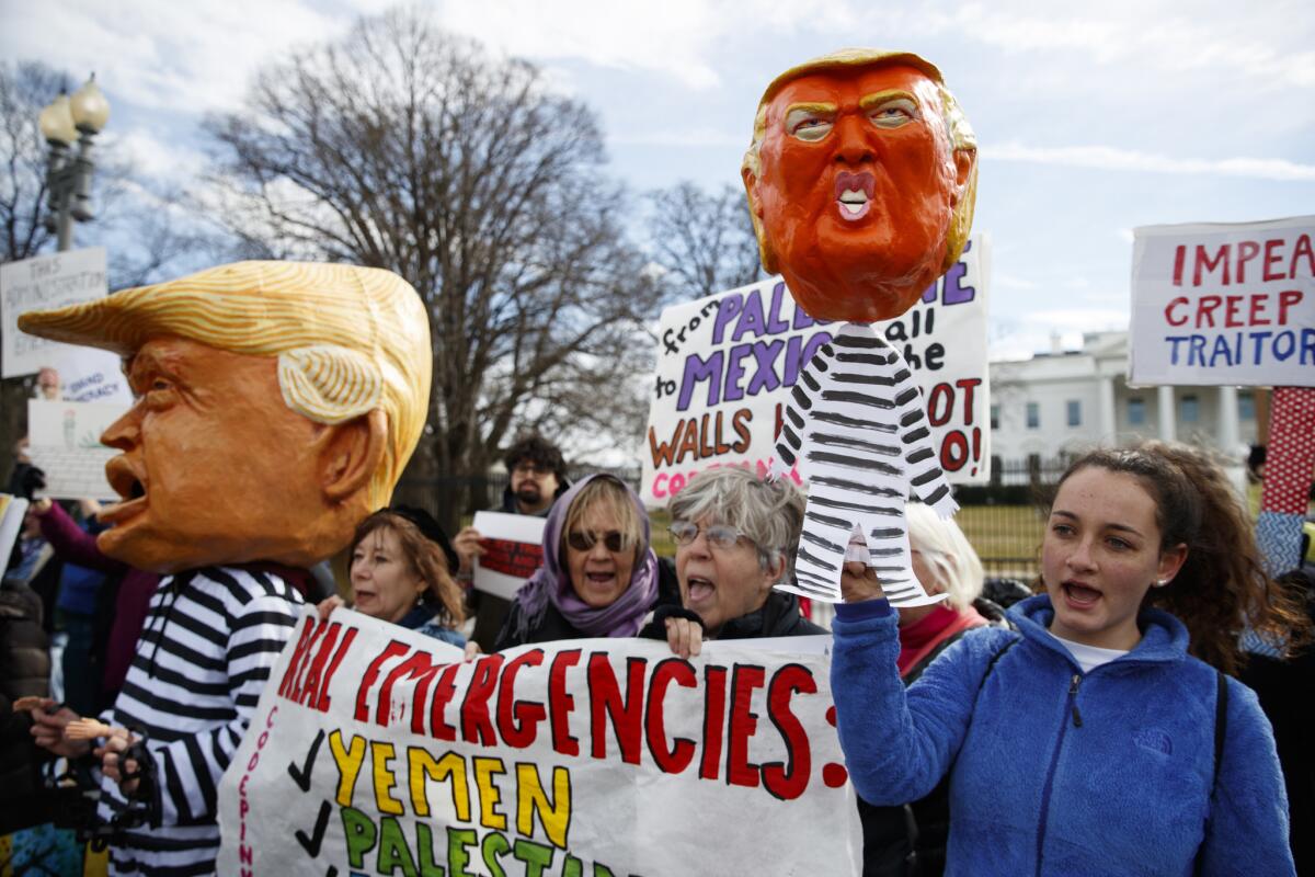 Decenas frente a la Casa Blanca en Washington, protestan contra la declaración de emergencia nacional emitida por el presidente Donald Trump.