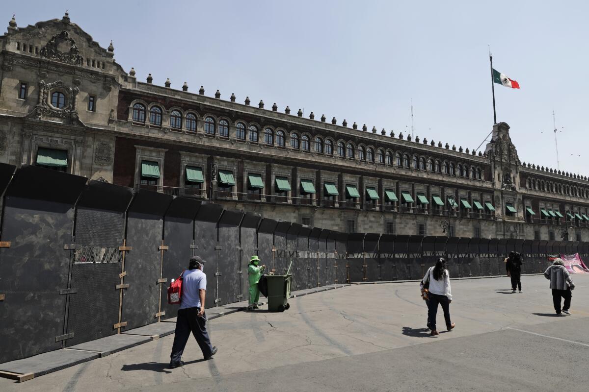 Un perímetro de barreras colocadas alrededor del Palacio Nacional, en la Ciudad de México.