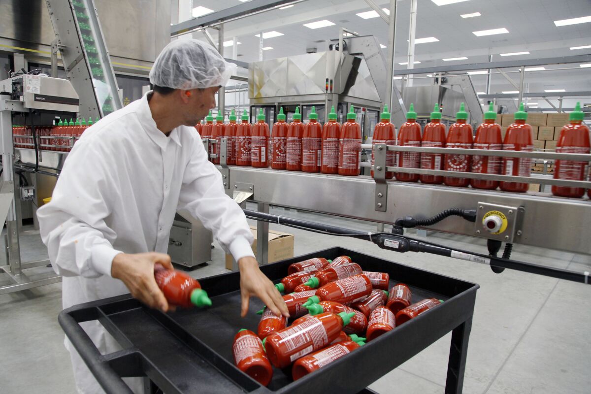 ARCHIVO - En esta foto del 29 de octubre de 2013, la salsa picante Sriracha