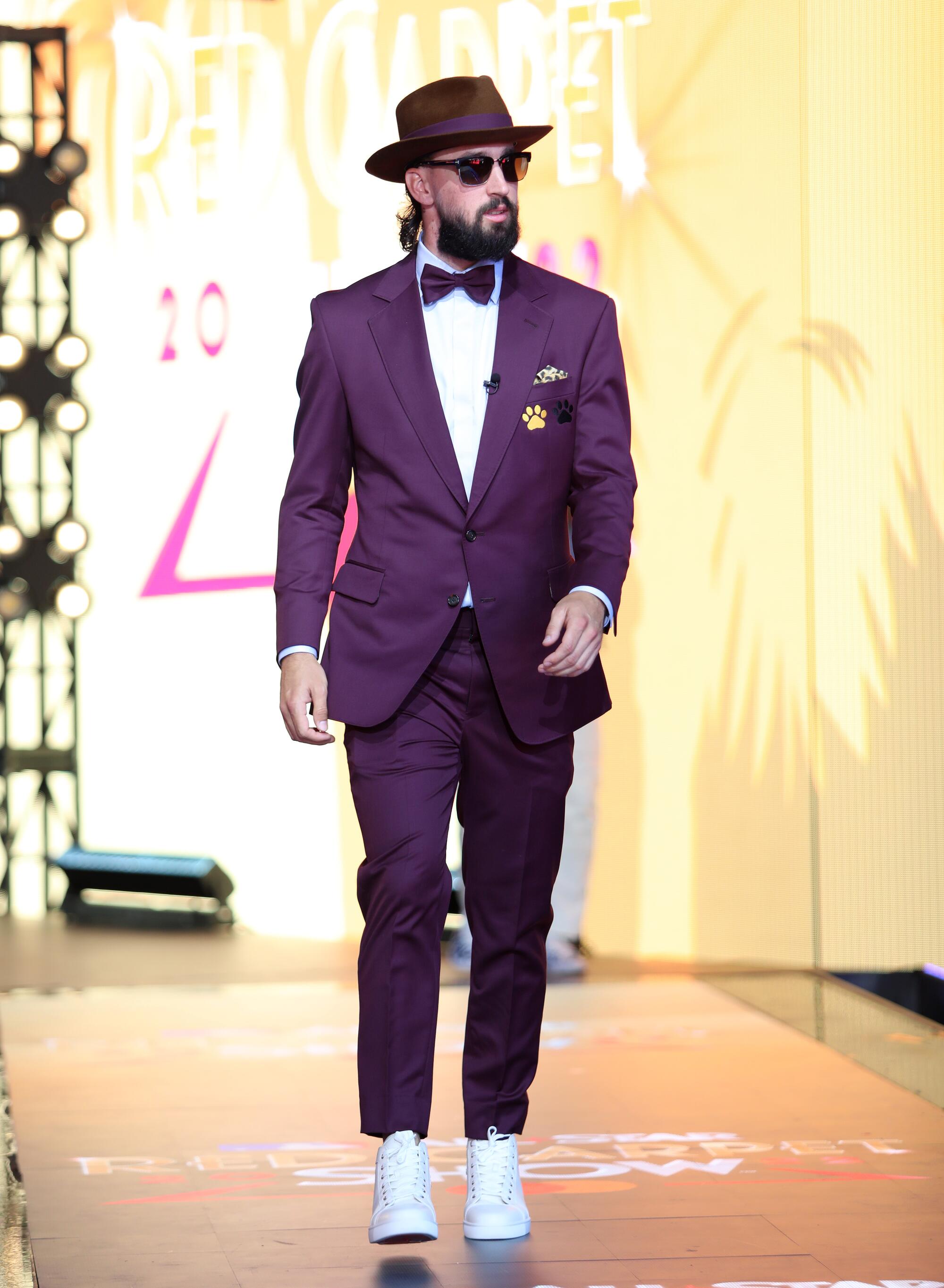 Dodgers pitcher Tony Gonsolin in a purple suit and a hat arrives at the 2022 MLB All-Star Game Red Carpet Show.