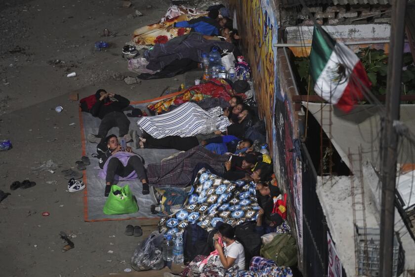 Migrantes duermen al raso en una estación de tren mientras esperan a un tren con destino al norte en Irapuato, México, el sábado 23 de septiembre de 2023. (AP Foto/Marco Ugarte)