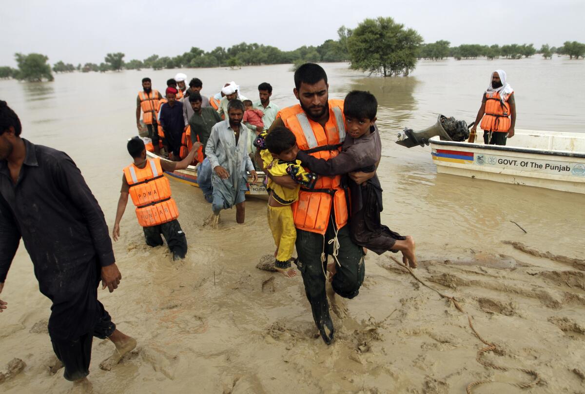 Las tropas del ejército evacuan a las personas de una zona afectada por las inundaciones en Rajanpur, 