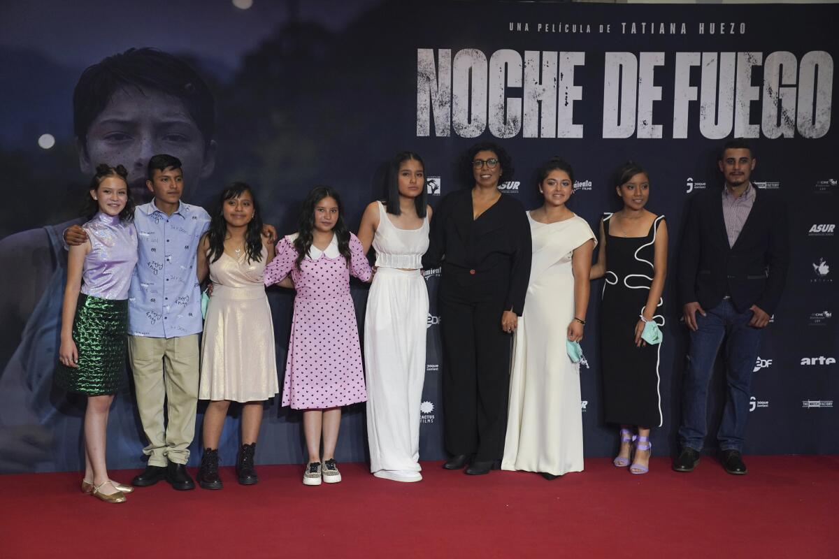 La directora Tatiana Huezo, centro, y el elenco de la película "Noche de Fuego" posan en la alfombra roja