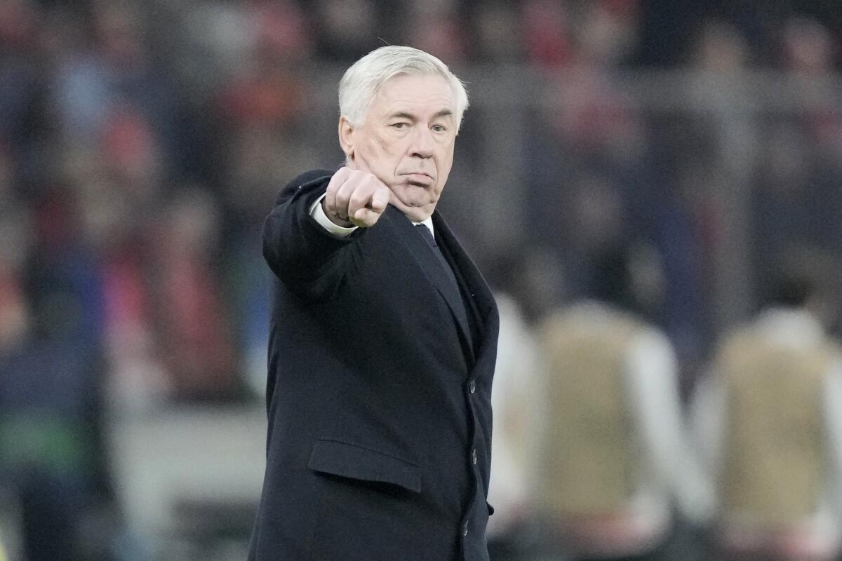 El entrenador del Real Madrid Carlo Ancelotti hace un gesto durante el encuentro ante el Unión de Berlín