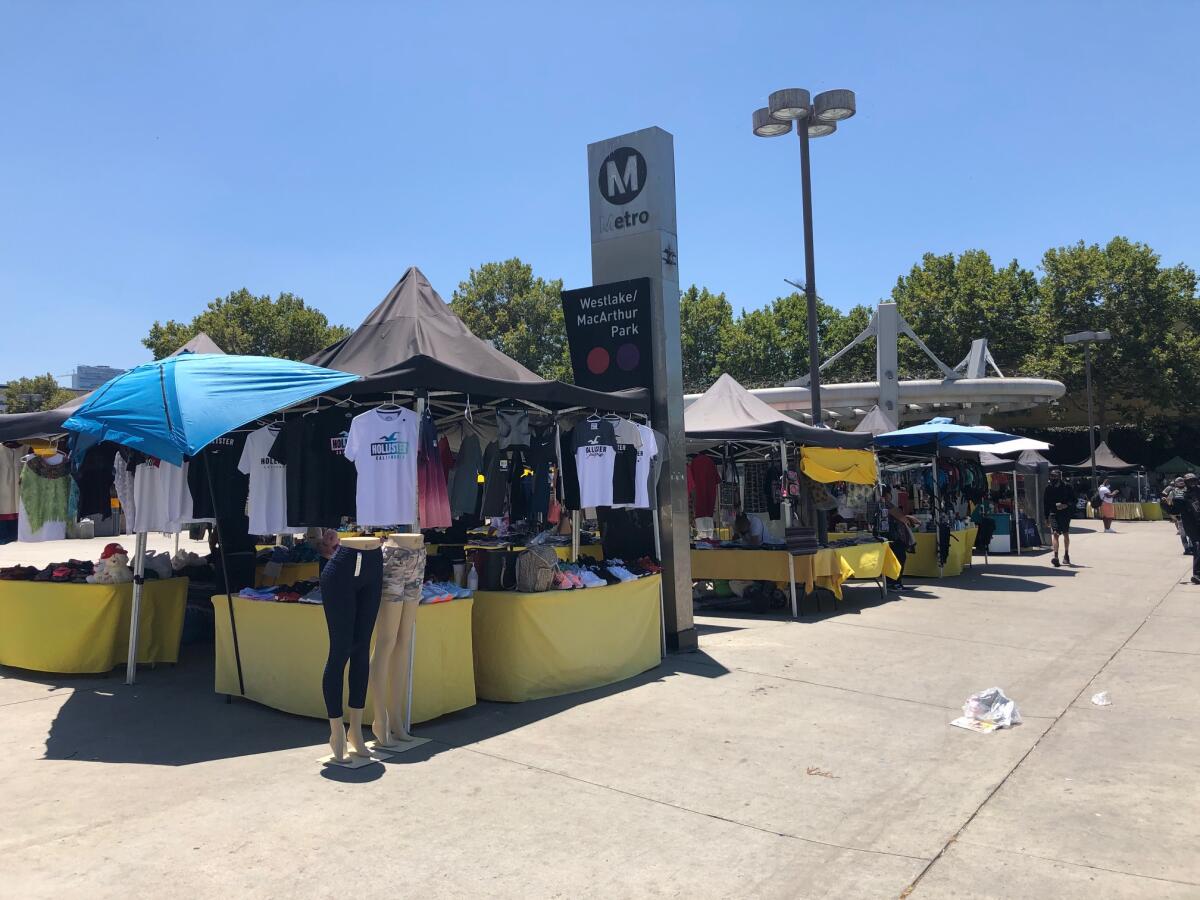 Los comerciantes del mercado comunitario en la estación del Metro han impulsado jornadas de limpieza.