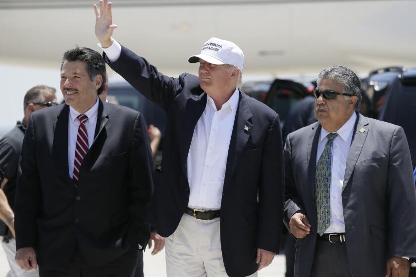 Candidato republicano Donald Trump a su llegada a Laredo, Texas, en la frontera con México.