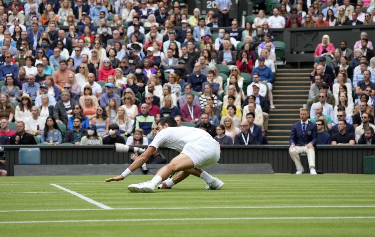 Novak Djokovic se resbala durante el partido contra Kevin Anderson 