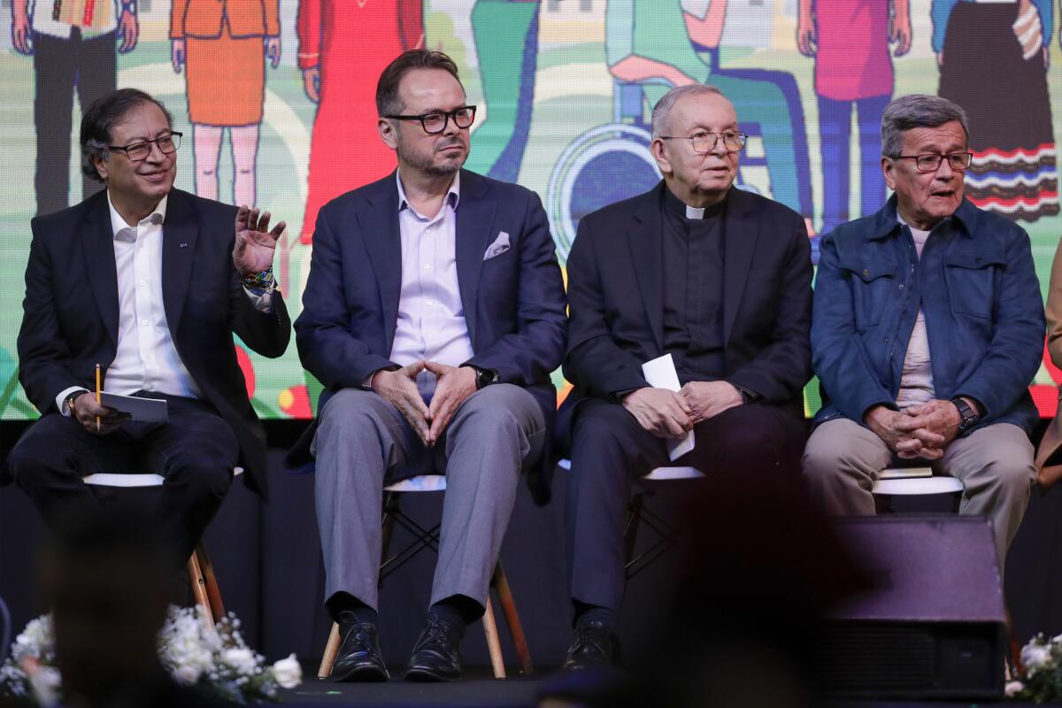 El presidente colombiano Gustavo Petro, de izquierda a derecha, Carlos Ruiz Massieu, 