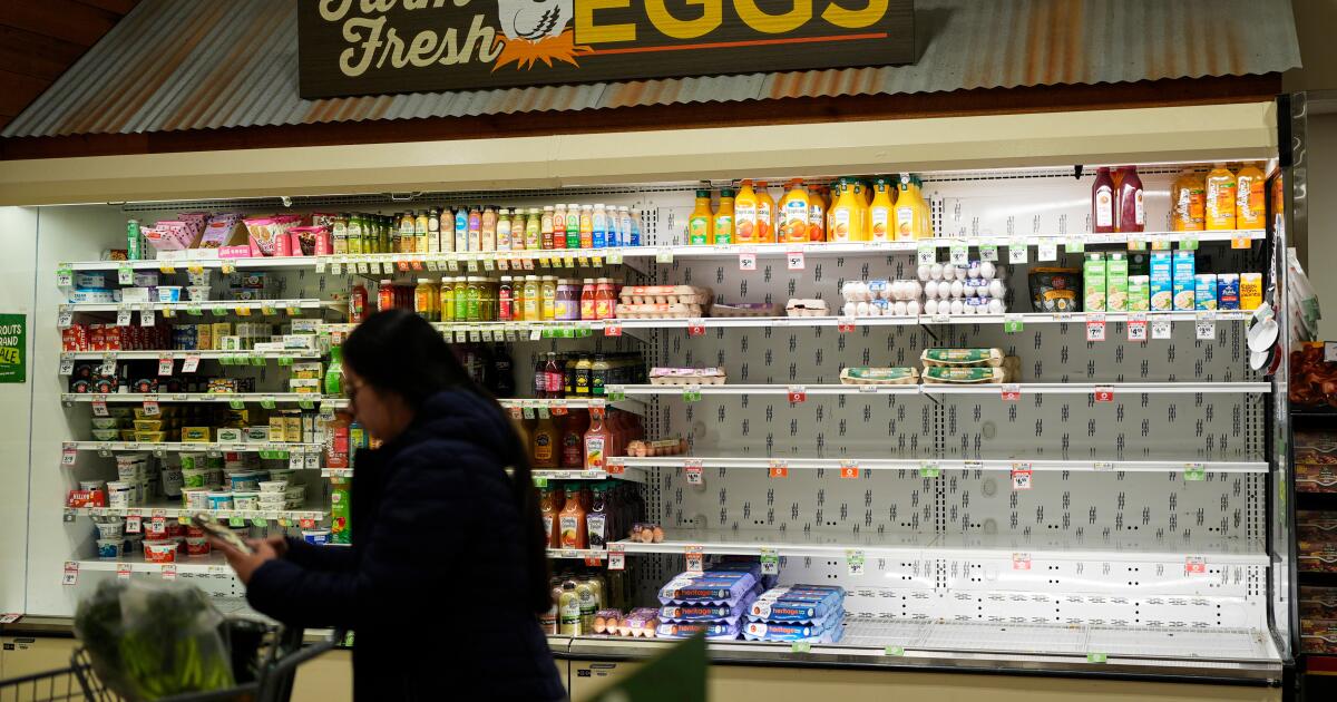 Tripulações espalham sal nas estradas e pessoas estocam baterias enquanto uma tempestade de inverno ameaça os Estados Unidos Tripulações espalham sal nas estradas e pessoas estocam baterias enquanto uma tempestade de inverno ameaça os Estados Unidos