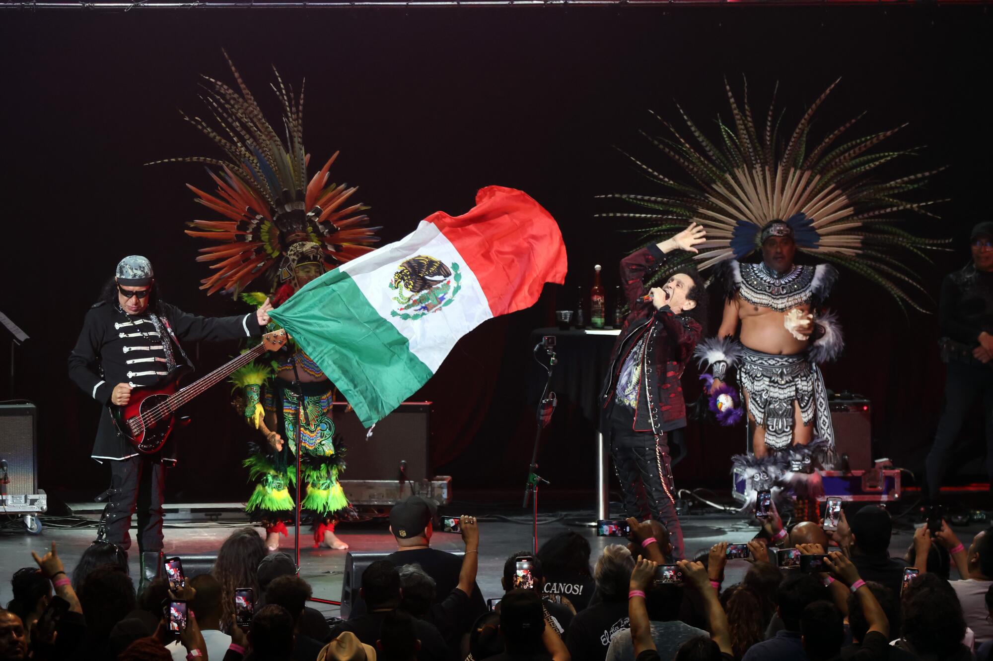 Lora suele invitar a danzantes aztecas.