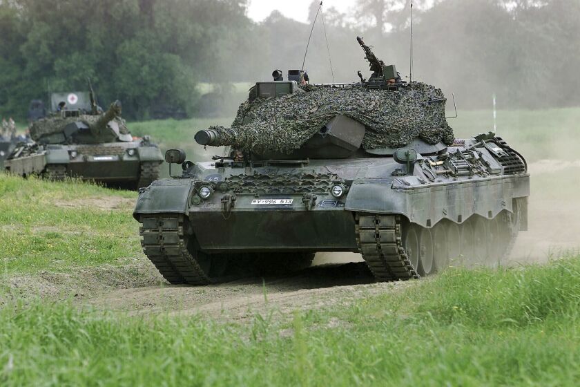 ARCHIVO - Un tanque Leopard 1 en Storkau, Alemania, 19 de mayo de 2000. (AP Foto/Eckehard Schulz, File)