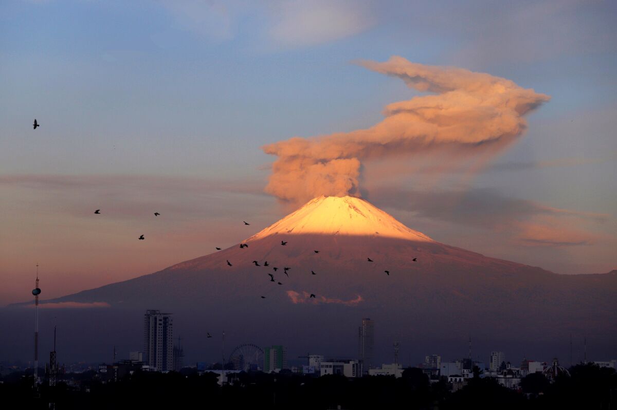 Vista de la actividad del Volcán Popocatépetl desde la ciudad de Puebla (México). EFE/Hilda Ríos/Archivo