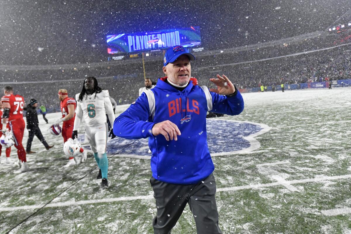 Bills clinch 4th straight playoff berth; beat Dolphins 32-29 - The
