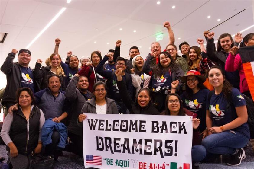 Un grupo de estudiantes indocumentados protegidos por el programa de Acción Diferida (DACA) se reúne con familiares y amigos en el Aeropuerto Internacional de Los Angeles después de haber pasado un mes en México. EFE/Archivo