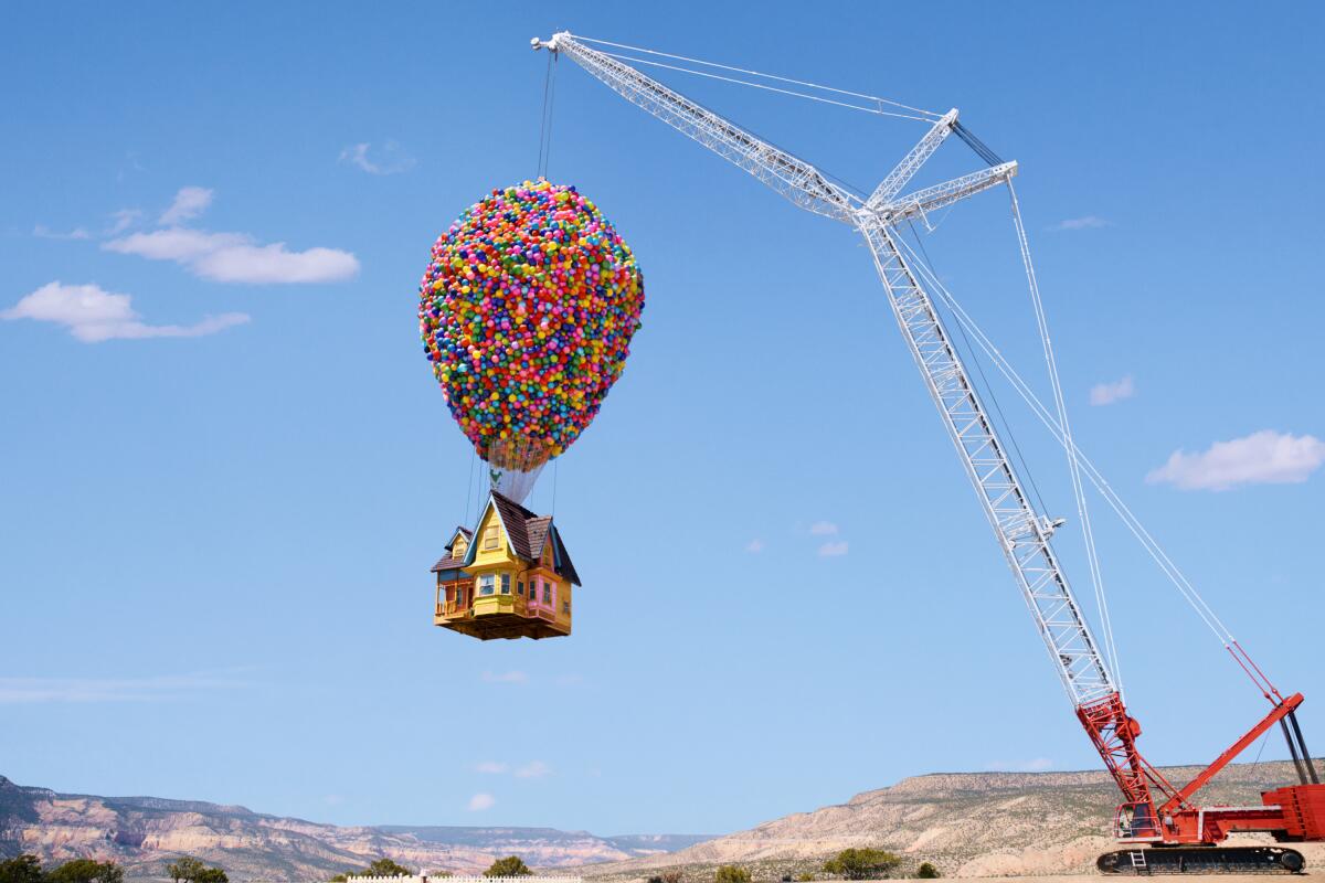 La réplica de la icónica casa de Carl, de la cinta animada UP, de Disney Pixar, se eleva