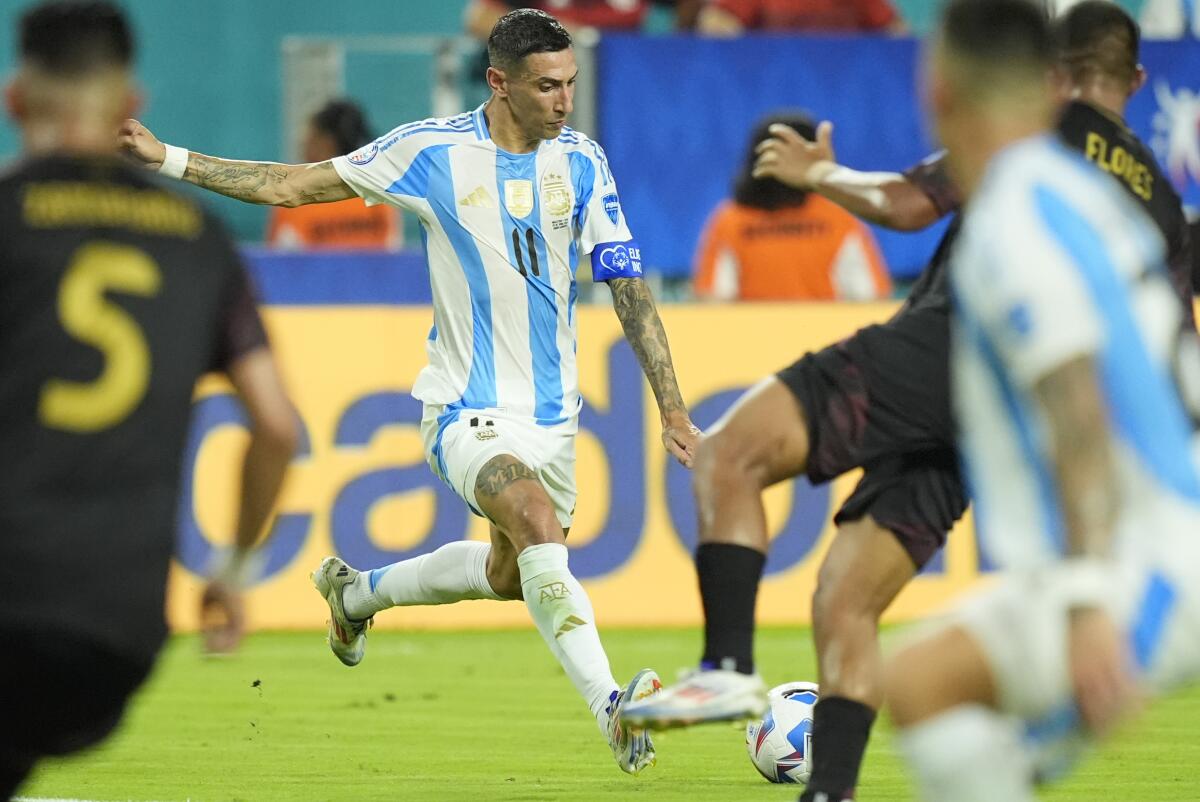 El atacante Angel Di María se apresta a rematar durante el partido contra Perú 