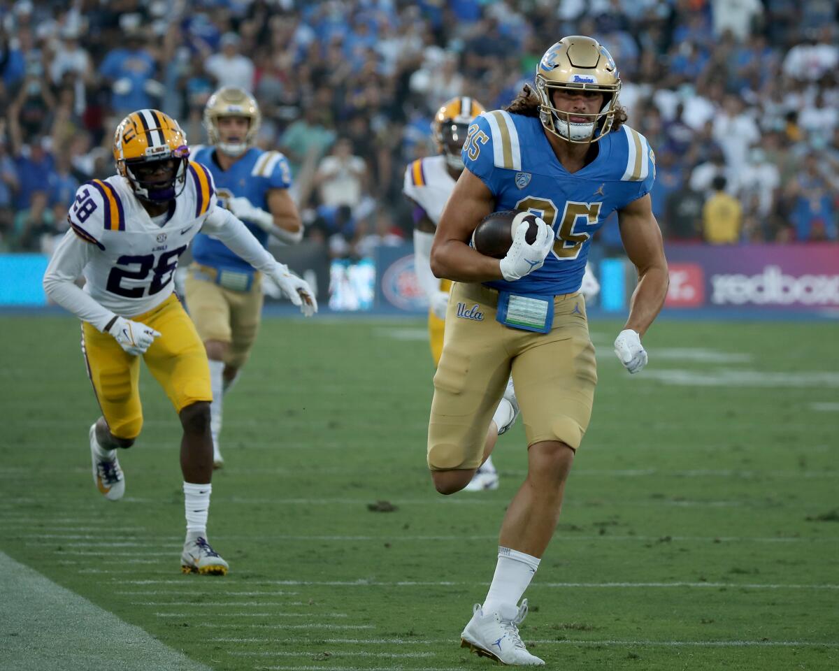  UCLA tight end Greg Dulcich breaks free for a touchdown.