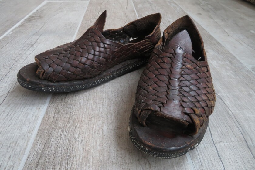 Los huaraches "indestructibles" de Cesáreo Moreno están hechos con goma de llanta vieja, cuero grueso y clavos.