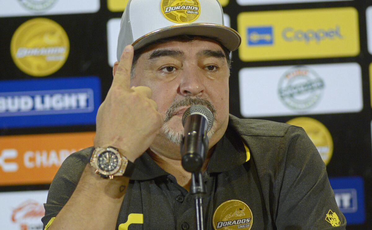 El argentino Diego Armando Maradona habla durante su presentacción como entrenador de los Dorados de Sinaloa de la división de Ascenso del futbol mexicano.