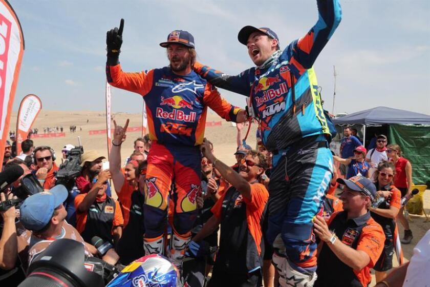 El australiano Toby Price (i) y el austríaco Matthias Walkner (d) celebran tras ganar el primer y segundo lugar, respectivamente, del Rally Dakar 2019, este jueves en Pisco (Perú). EFE