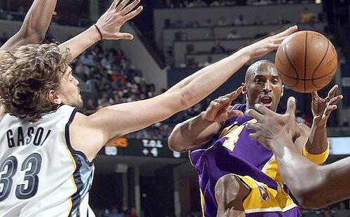 Lakers guard Kobe Bryant passes before Memphis center Marc Gasol can defend him in the third quarter Monday night.