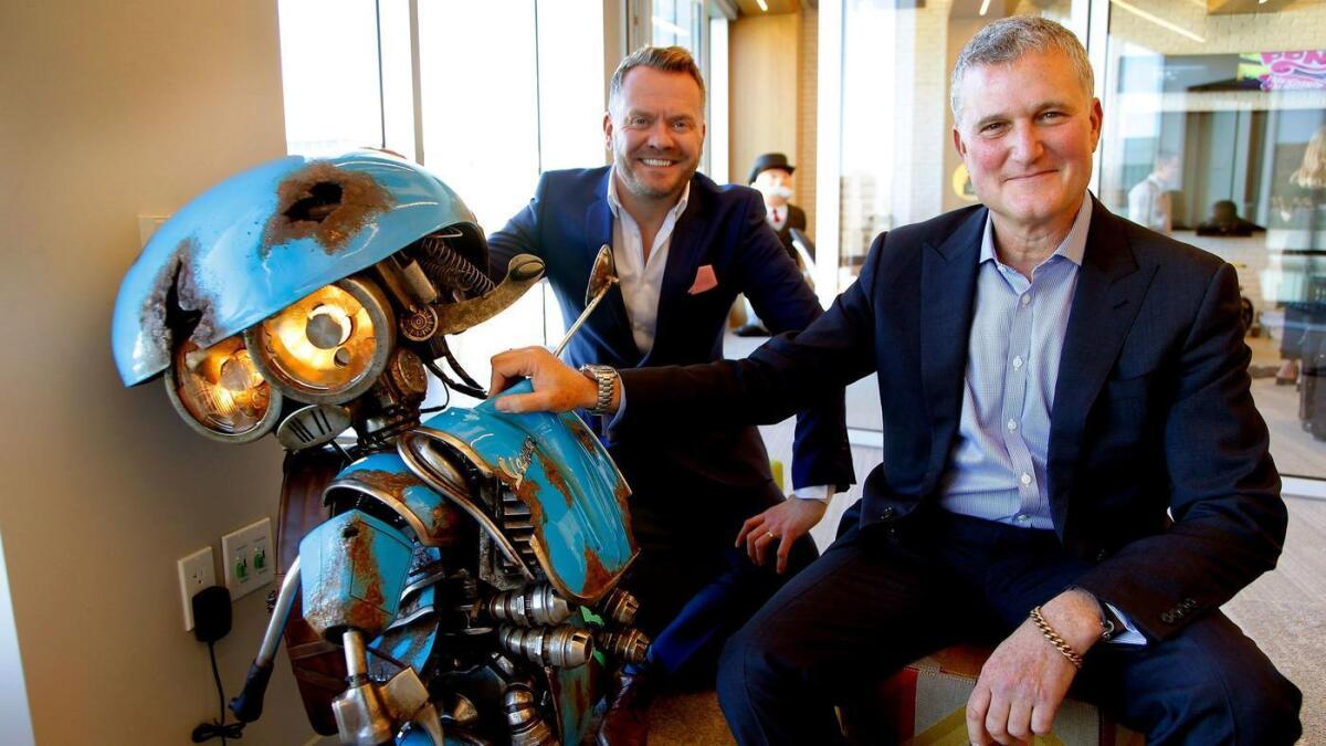 Los ejecutivos de Hasbro Simon Waters (licencias globales de marca) y Steve Davis (CCO) posan junto con SQUEAKS (un scooter Vespa), un nuevo Transformer de la película homónima.