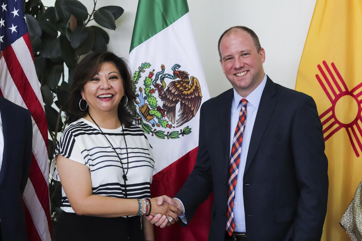 La cónsul mexicana Norma Ang, a la izquierda, 