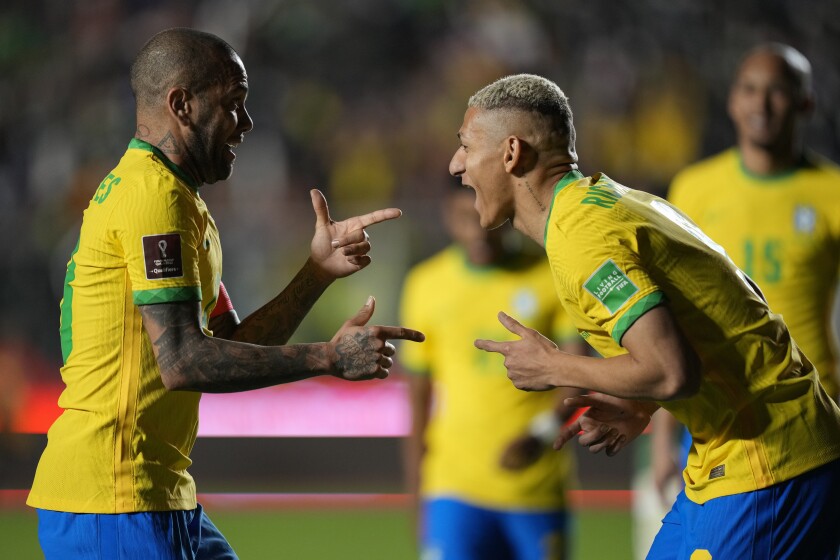 Richarlison (derecha), de Brasil, festeja con su compañero Dani Alves tras anotar el cuarto gol 