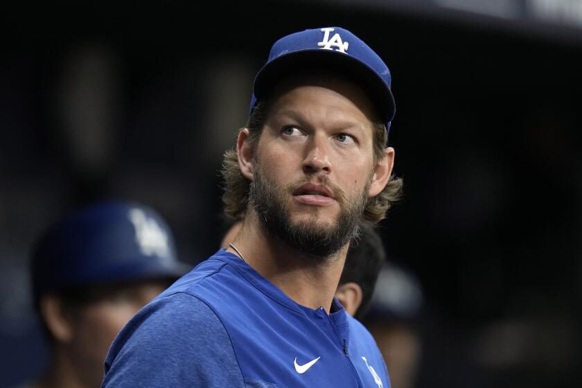 Clayton Kershaw, de los Dodgers de Los Ángeles, mira desde la cueva durante el juego del viernes 26 de mayo de 2023, ante los Rays de Tampa Bay (AP Foto/Chris O'Meara)