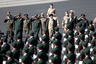 En esta imagen proporcionada por el sitio web oficial de la oficina del líder supremo de Irán, el ayatolá Ali Jamenei, se ve a Jamenei, en el centro, pasando revista a cadetes de las fuerzas armadas durante su ceremonia de graduación, acompañado por comandantes de las fuerzas armadas, en la academia de policía en Teherán, Irán, el lunes 3 de octubre de 2022. (Oficina del líder supremo de Irán via AP)