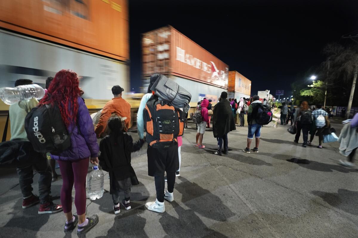 Migrantes que intentan llegar a EEUU atraviesan México en tren entre cifras históricas de migración - San Diego Union-Tribune en Español