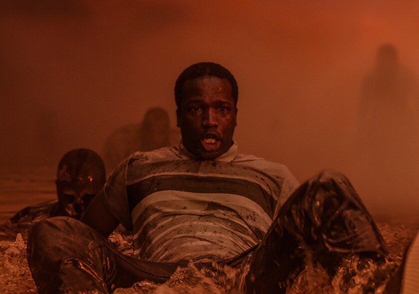 Ṣọpẹ Dìrísù en el papel de Bol Majur, durante una escena de "His House".