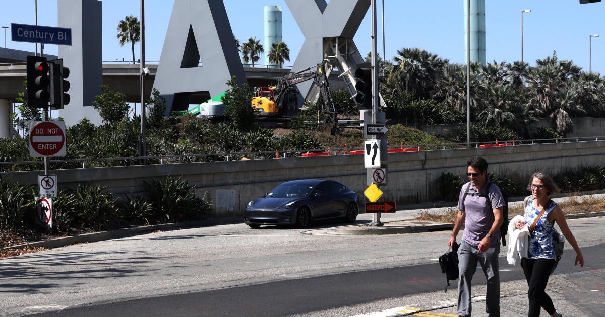 Iconic LAX airport signal is being eliminated letter by letter. This is why Iconic LAX airport signal is being eliminated letter by letter. This is why