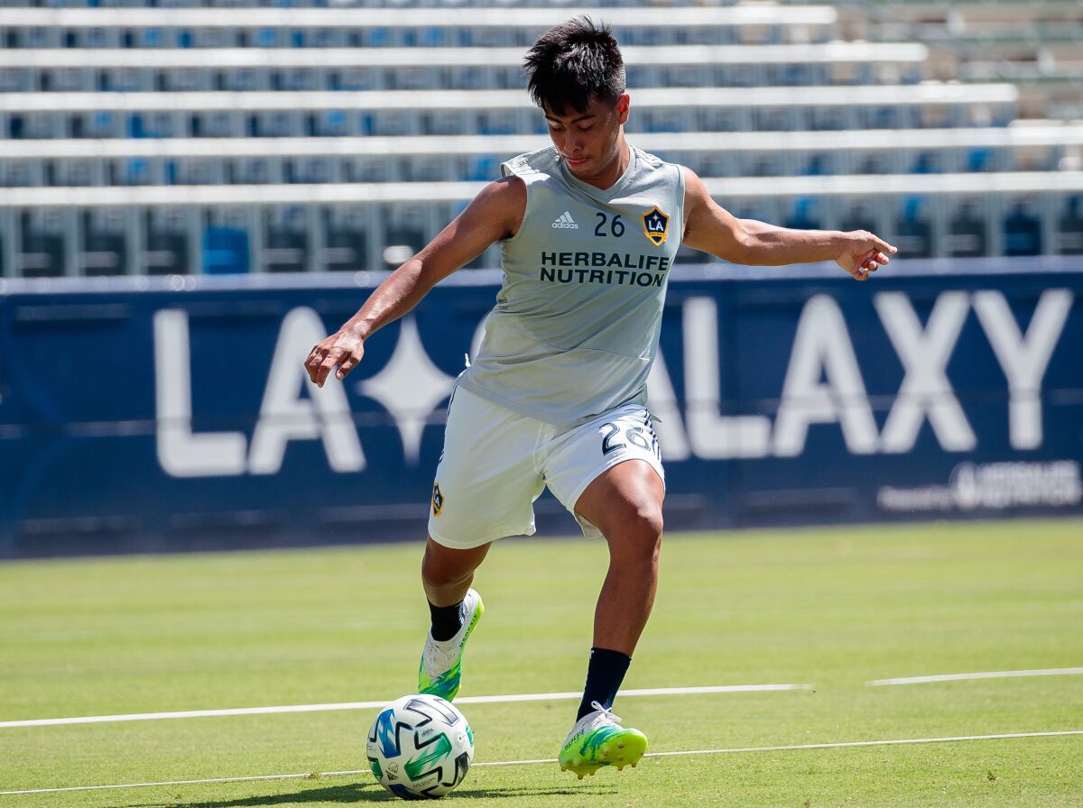 Efraín Álvarez practices with the Galaxy on June 12.