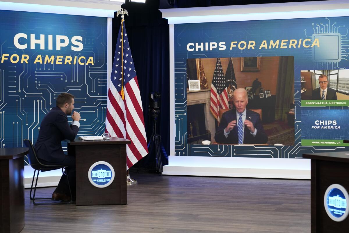 El presidente estadounidense Joe Biden participa en un evento virtual en el complejo de la Casa Blanca 
