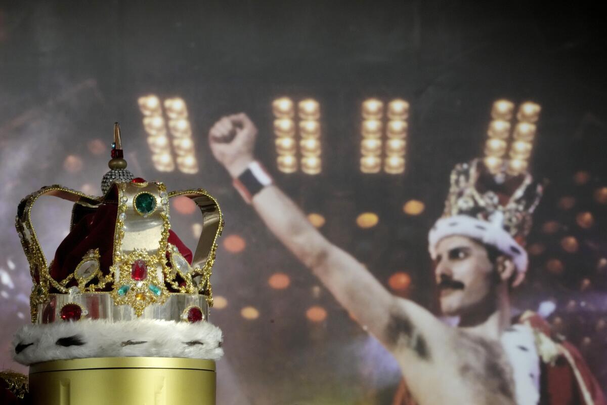 ARCHIVO -La corona distintiva de Freddie Mercury usada durante la gira Magic,