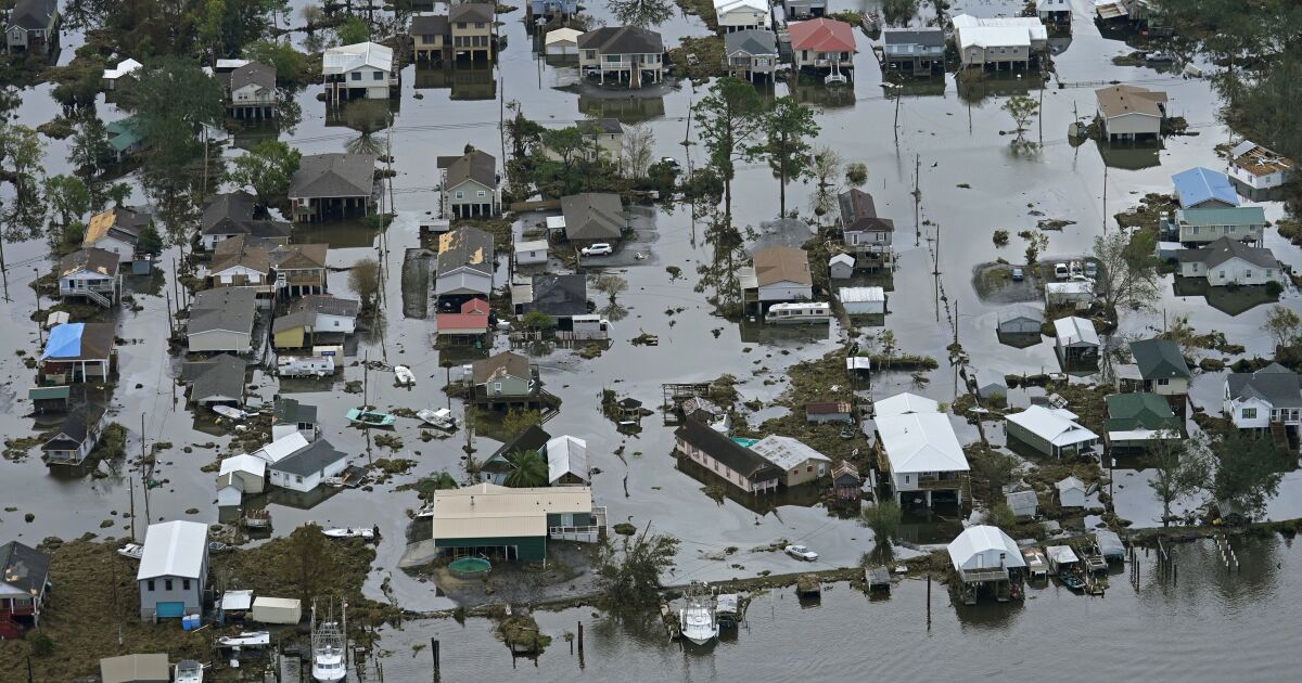 NOAA prevê ligeira redução nas previsões de furacões