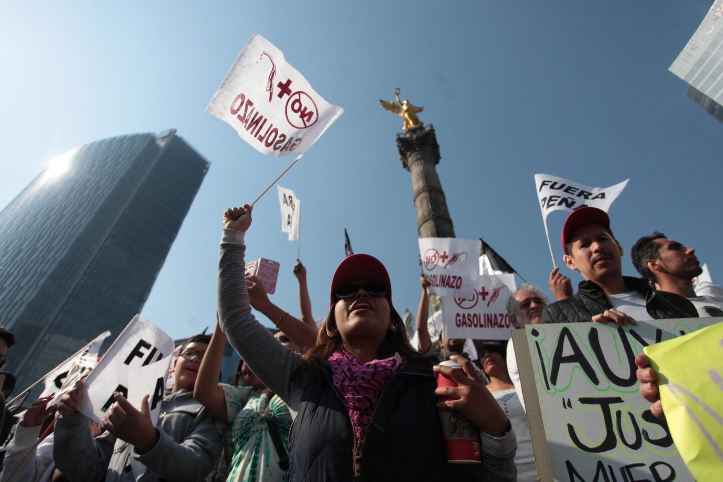 Miles de personas protestan en Ciudad de México con marchas pacíficas su rechazo hacia el Gobierno y la subida de los precios de las gasolinas, luego de una semana de la aplicación de esta polémica medida que se ha saldado con cientos de disturbios, saqueos y detenidos en buena parte del país.