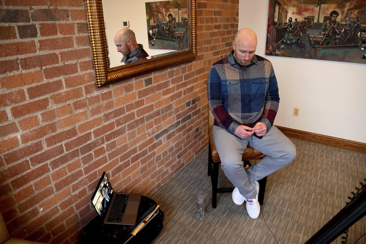 Scott Verti hace una pausa durante una entrevista en el centro de Denver, 