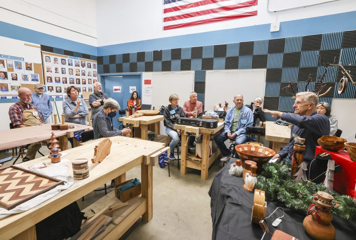 Medlemmar träffas på San Diego Fine Woodworkers Association.