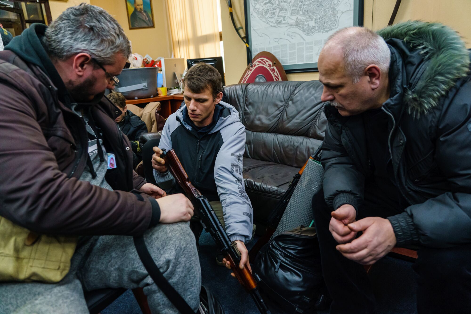  Volunteers  collect weapons in Kyiv.
