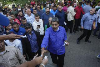 El presidente venezolano Nicolás Maduro saluda a sus partidarios durante una marcha de cristianos evangélicos en defensa del modelo original de familia, el miércoles 15 de mayo de 2024, en el Día de la Familia, en Caracas, Venezuela. (AP Foto/Ariana Cubillos)