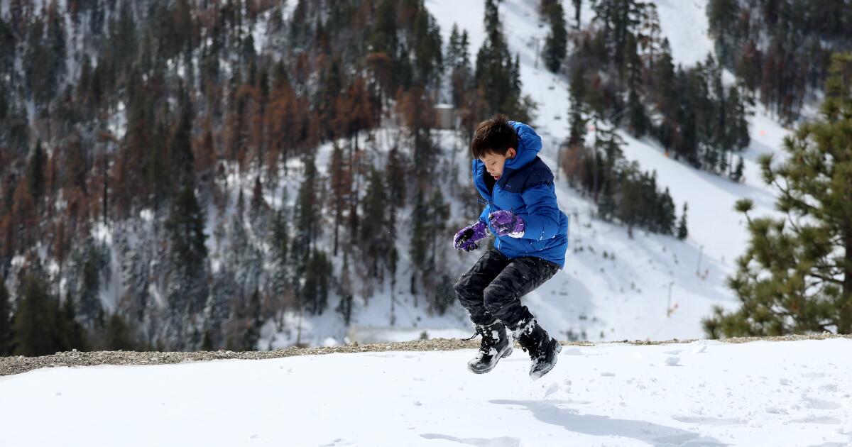 A miséria da chuva em Los Angeles oferece esperança na forma de neve em Wrightwood